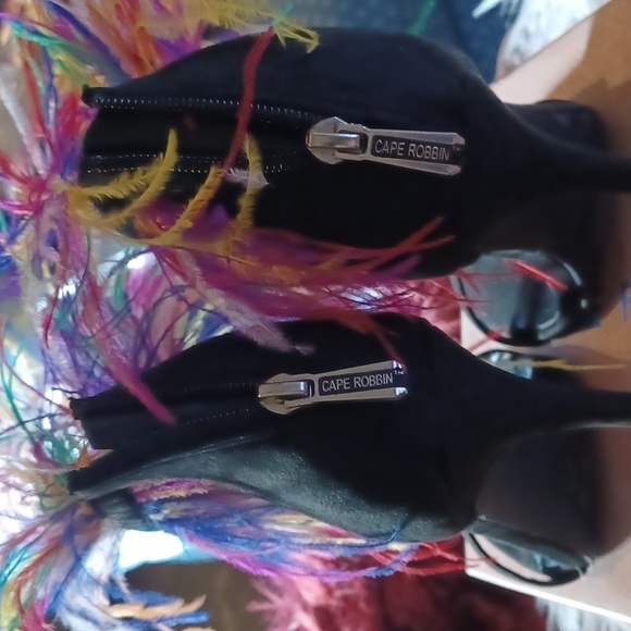 NEW Cape Robbin Black Stiletto Rainbow Feather Ankle Strap size9 - Picture 5 of 10